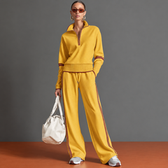 Completo donna giallo con mezza zip e pantaloni larghi a righe laterali