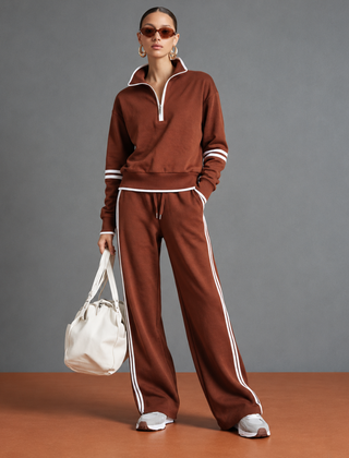 Completo donna marrone con collo alto zippato e pantaloni a gamba larga