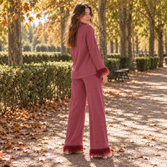 Retro del completo bordeaux con piume sugli orli dei pantaloni ampi
