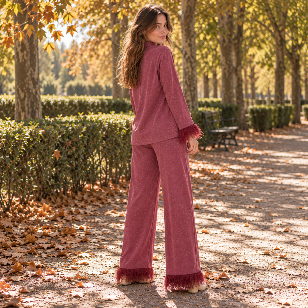Retro del completo bordeaux con piume sugli orli dei pantaloni ampi