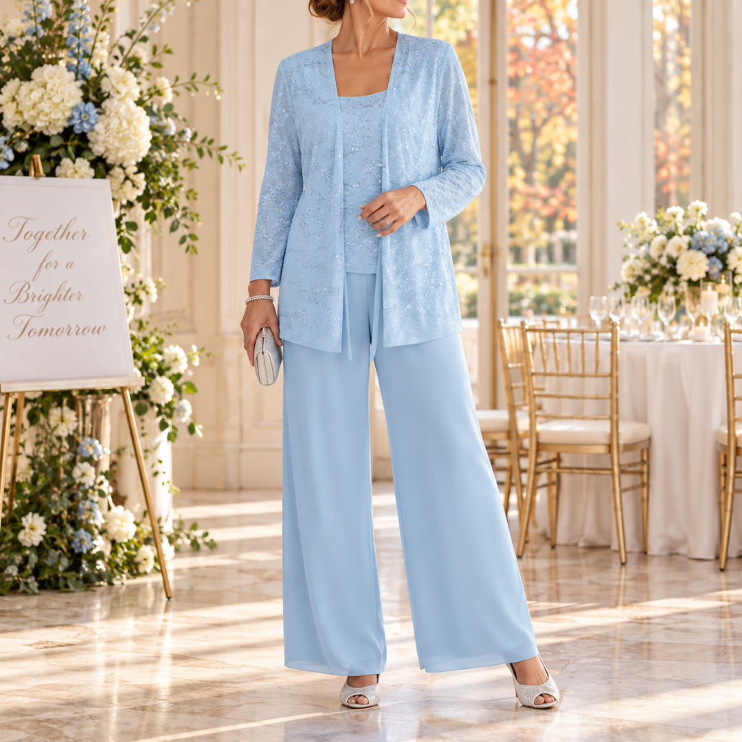 Completo azzurro tre pezzi con giacca aperta a maniche lunghe e pantaloni larghi