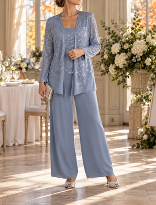 Completo celeste tre pezzi con giacca luminosa e pantaloni a gamba larga