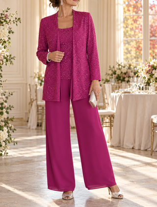 Completo fucsia tre pezzi con giacca brillante e top dallo scollo quadrato