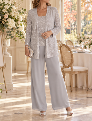 Completo grigio chiaro con giacca a paillettes e top coordinato luminoso