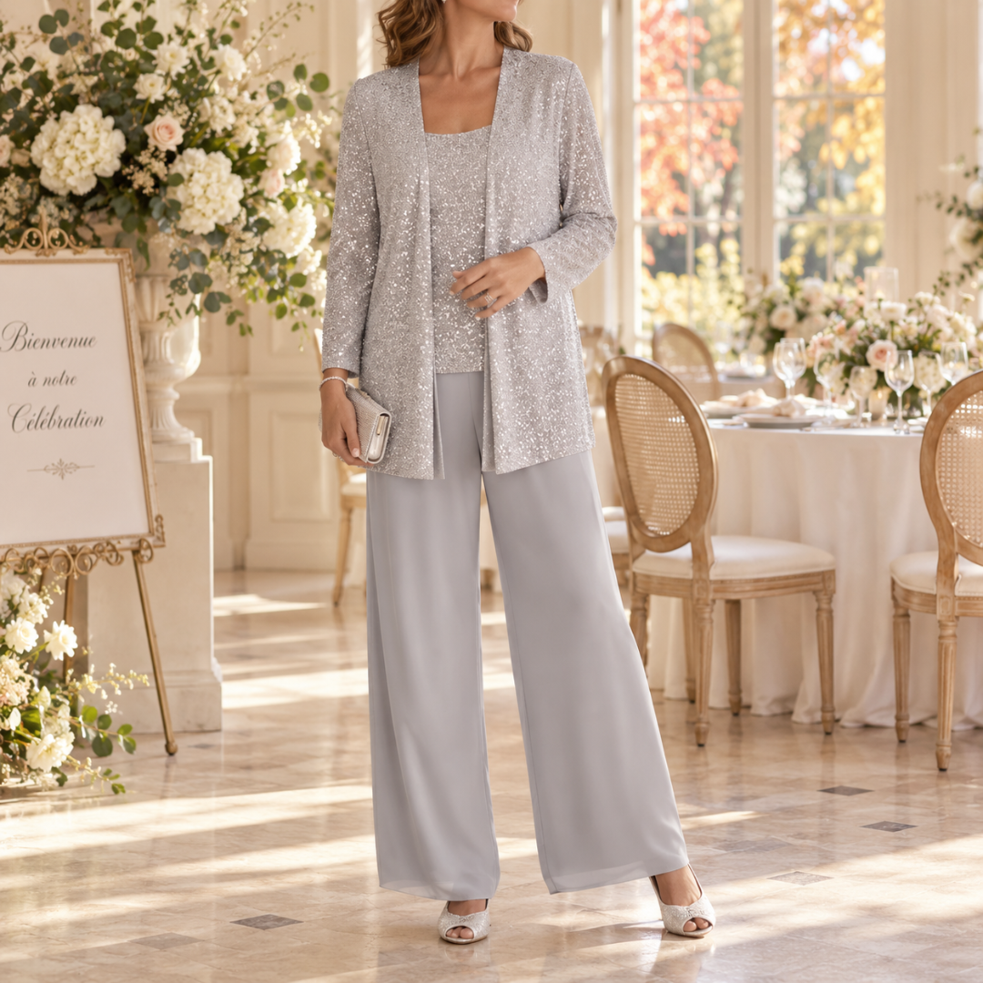 Completo grigio chiaro con giacca a paillettes e top coordinato luminoso