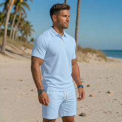 Vista laterale del completo celeste uomo con polo dalla linea dritta e shorts leggeri