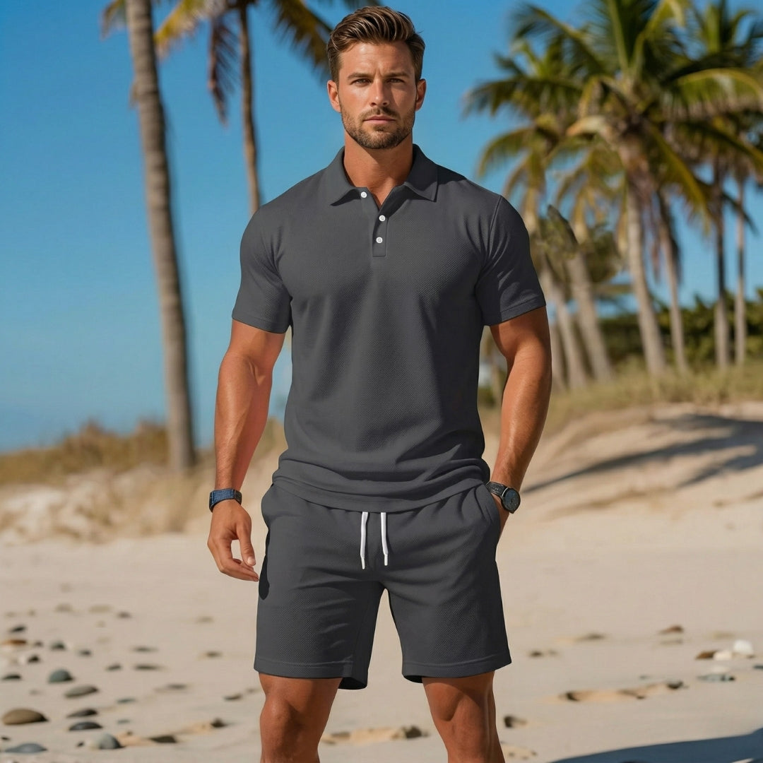 Completo uomo grigio scuro con polo a due bottoni e shorts con coulisse bianca