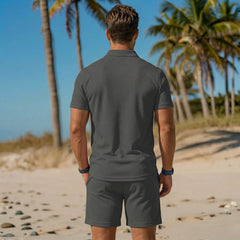 Retro del completo uomo grigio scuro con linea dritta e shorts sopra il ginocchio