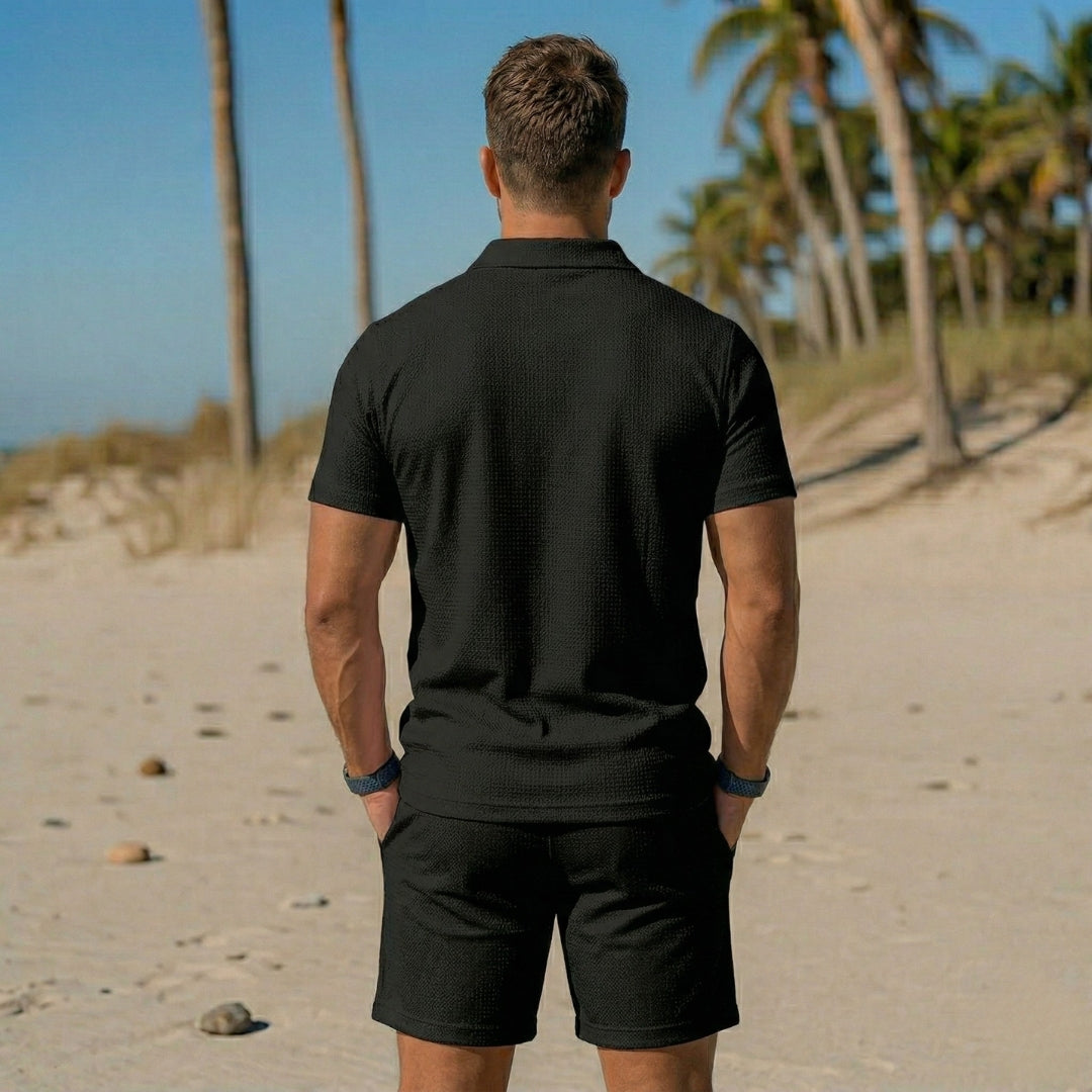 Retro del completo nero uomo con tessuto testurizzato e tasche sugli shorts