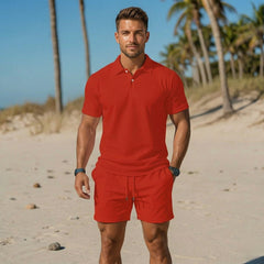 Completo uomo rosso con polo manica corta e shorts con coulisse in spiaggia