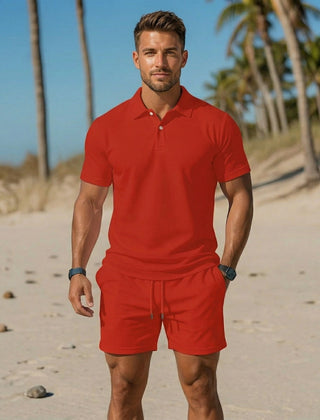 Completo uomo rosso con polo manica corta e shorts con coulisse in spiaggia