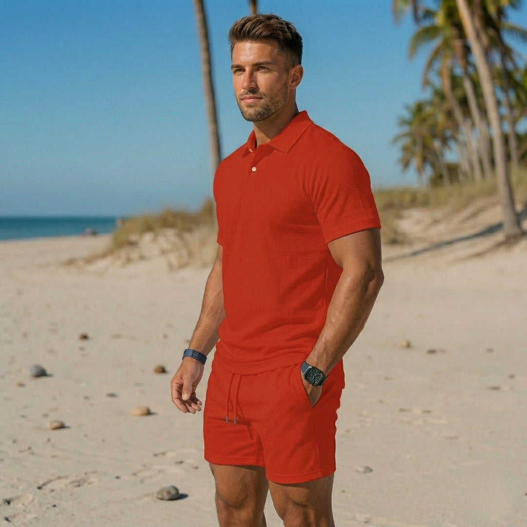 Vista laterale del completo rosso uomo, shorts con tasche e cordoncino in vita