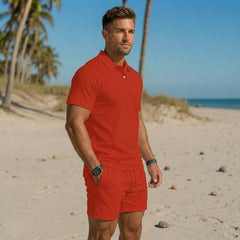 Polo rossa con colletto e due bottoni abbinata a shorts corti tinta unita
