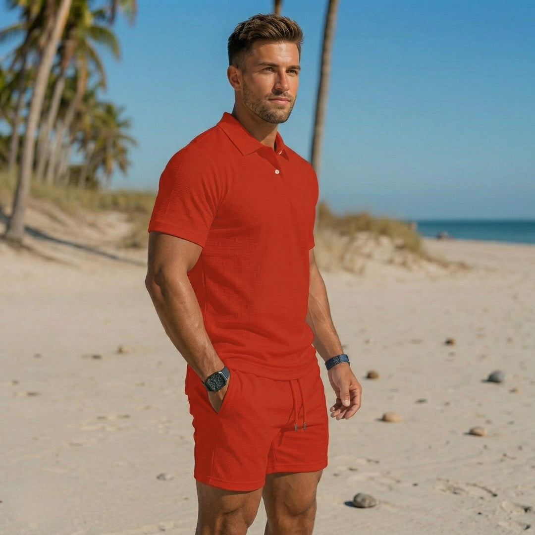 Polo rossa con colletto e due bottoni abbinata a shorts corti tinta unita