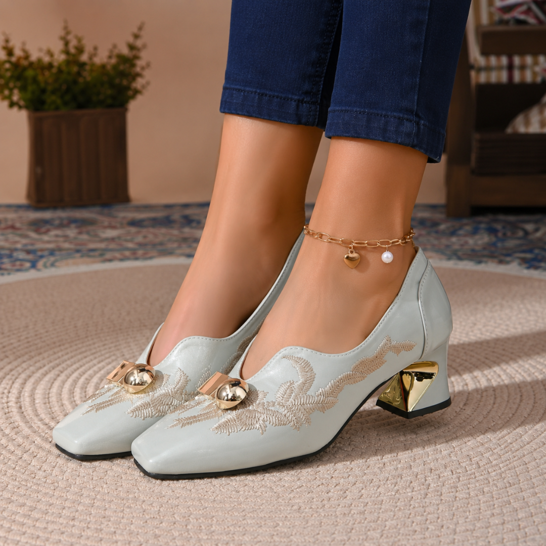 Décolleté donna blu chiaro con ricamo floreale e sfera dorata sul davanti