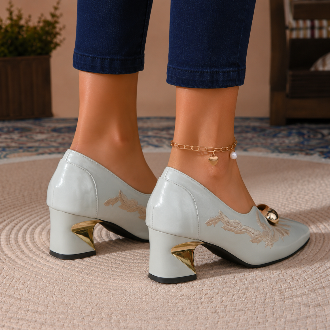 Retro dei décolleté blu chiaro con tacco largo e dettaglio dorato