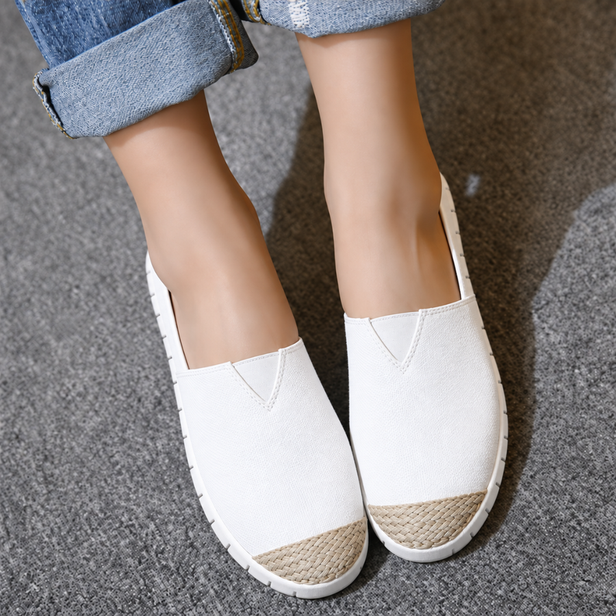 Espadrillas donna slip on bianche con punta intrecciata beige, indossate con jeans arrotolati