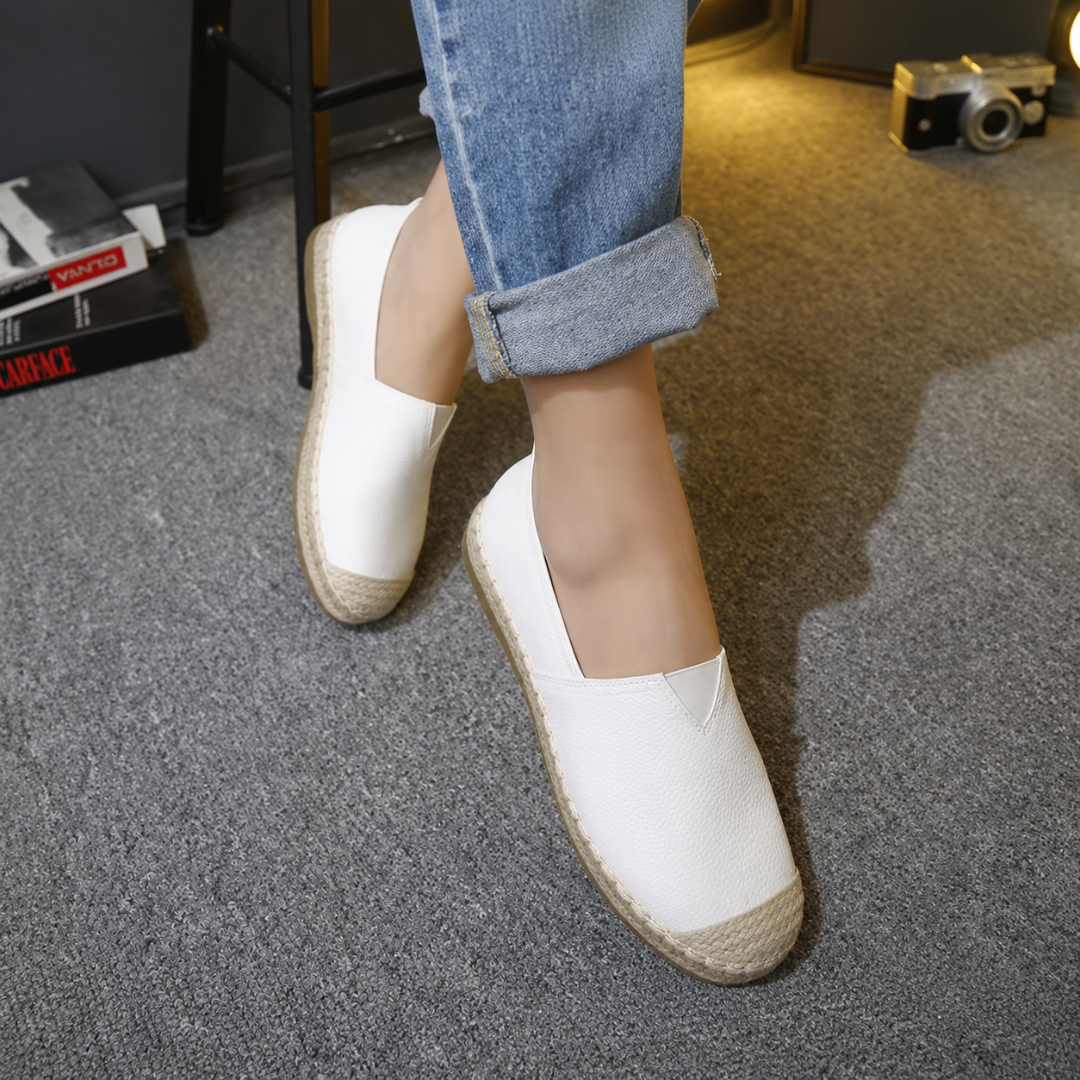 Espadrillas donna bianche indossate con pantaloni arrotolati, punta tonda intrecciata a contrasto