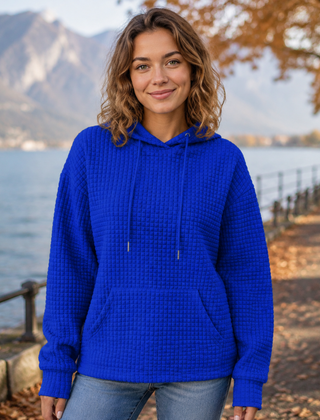 Felpa blu royal con cappuccio, tasca a marsupio e superficie in rilievo