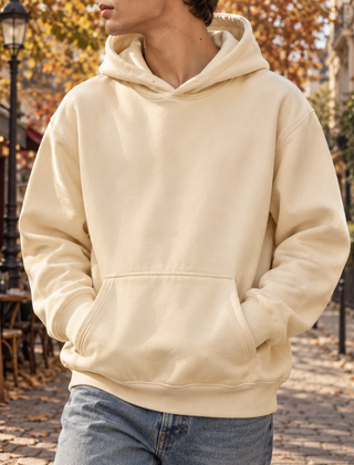 Felpa beige con cappuccio, tasca frontale ampia e fondo a coste