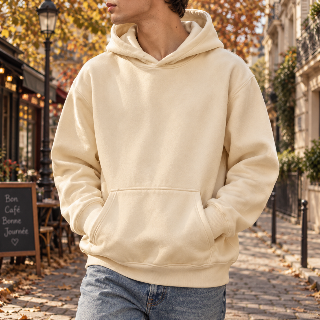 Felpa beige con cappuccio, tasca frontale ampia e fondo a coste