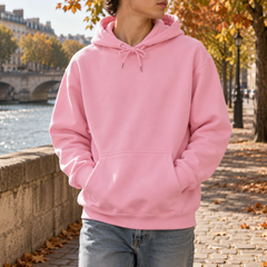 Felpa rosa con cappuccio e coulisse, indossata con pantaloni chiari