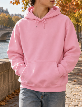 Felpa rosa con cappuccio e coulisse, indossata con pantaloni chiari
