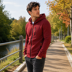 Felpa rossa con cappuccio uomo vista di lato, tiranti arancioni sulle tasche laterali