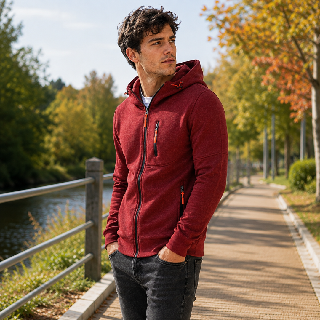 Felpa rossa con cappuccio uomo vista di lato, tiranti arancioni sulle tasche laterali