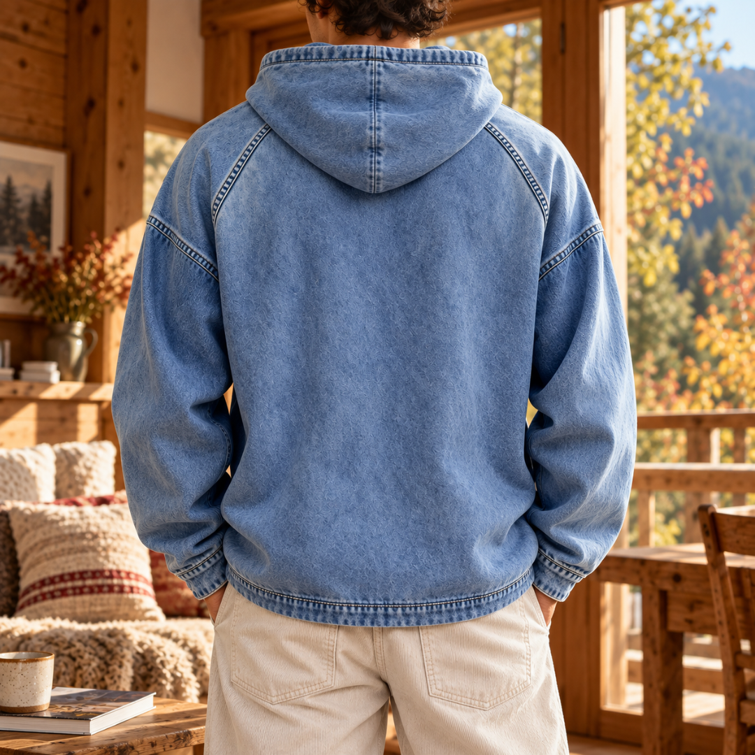 Retro della felpa con cappuccio azzurra con cuciture raglan sulle spalle