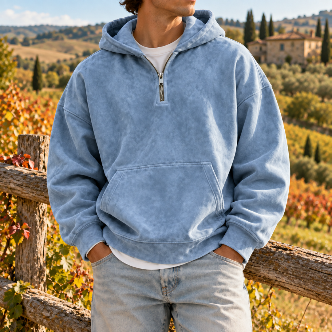 Felpa blu con cappuccio e mezza zip indossata con pantaloni chiari