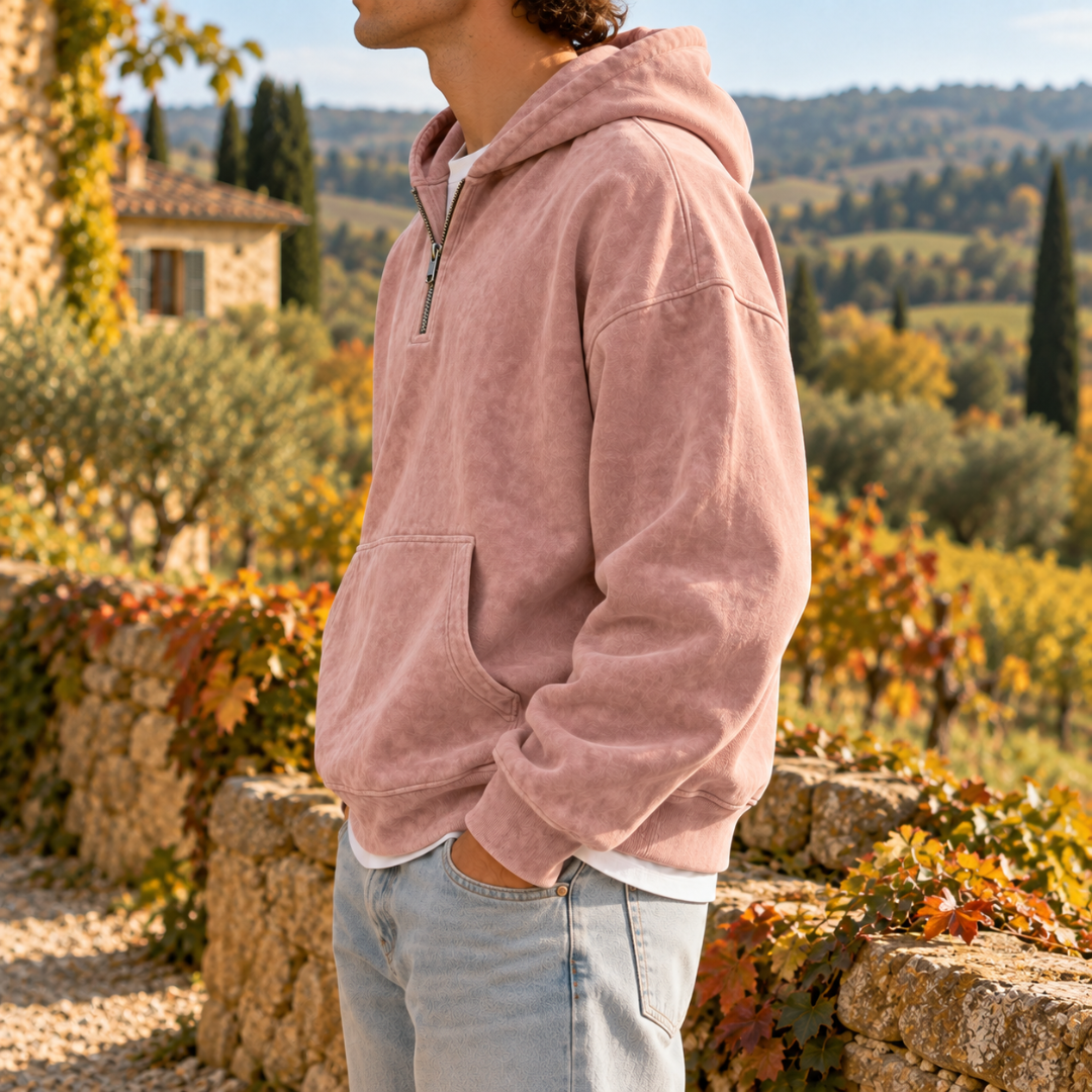 Vista laterale della felpa rosa con cappuccio, mezza zip e manica lunga