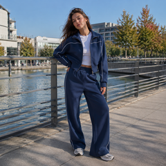 Felpa con zip blu da donna dalla linea corta con profili bianchi a contrasto
