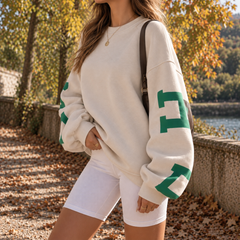 Felpa bianca donna vista di lato con stampa verde lungo la manica lunga