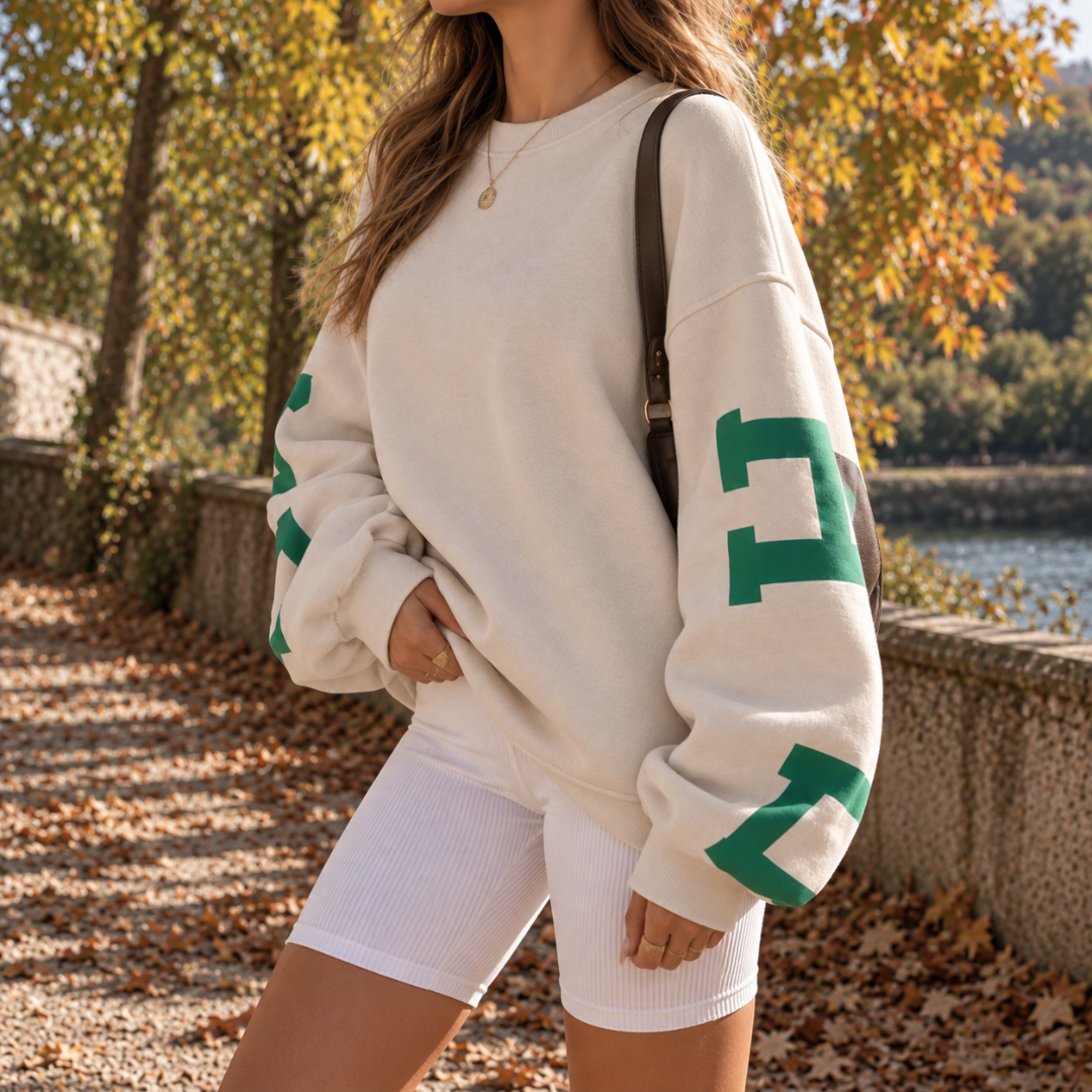 Felpa bianca donna vista di lato con stampa verde lungo la manica lunga