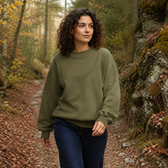 Felpa donna verde militare a girocollo abbinata a pantaloni scuri