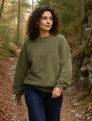 Felpa donna verde militare a girocollo abbinata a pantaloni scuri