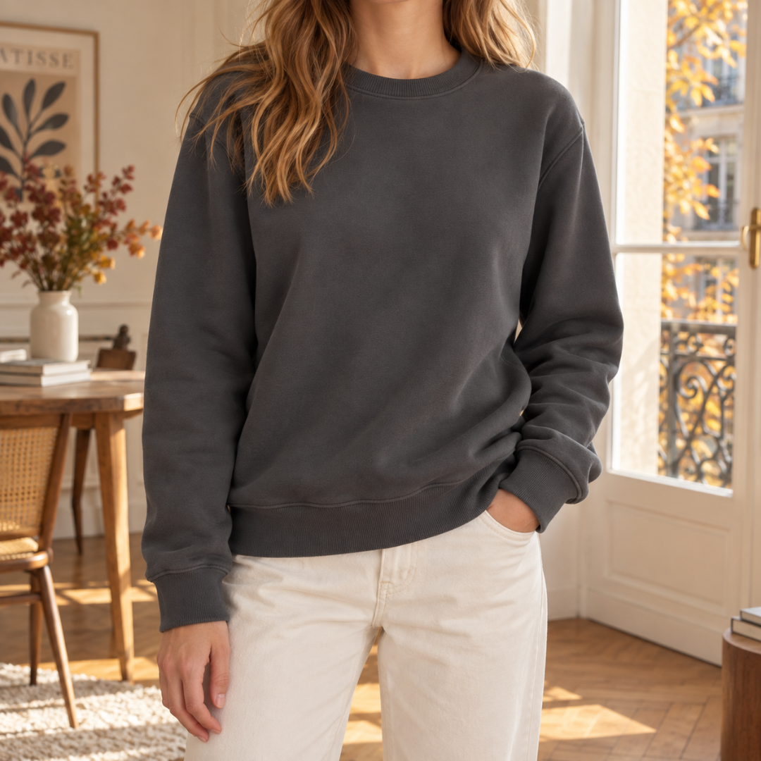 Felpa donna grigio e caffè a girocollo con bordo a coste, portata con pantaloni crema