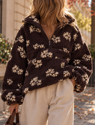 Felpa donna marrone con fiori color crema in rilievo e mezza zip sul davanti