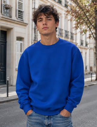 Felpa blu uomo a girocollo in tinta unita con pantaloni chiari, vista frontale
