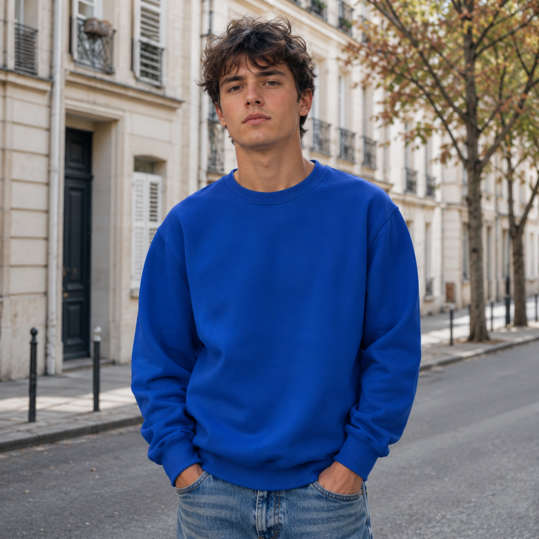 Felpa blu uomo a girocollo in tinta unita con pantaloni chiari, vista frontale