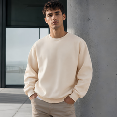 Felpa uomo beige con collo tondo a coste, maniche lunghe e fondo a coste
