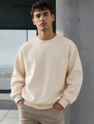 Felpa uomo beige con collo tondo a coste, maniche lunghe e fondo a coste