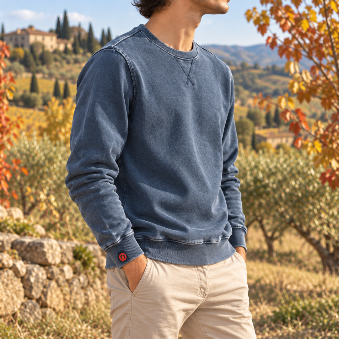 Felpa uomo blu dall'effetto slavato vista di tre quarti con polsini a coste