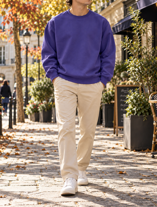 Felpa uomo viola girocollo indossata con pantaloni chiari, vista intera in strada