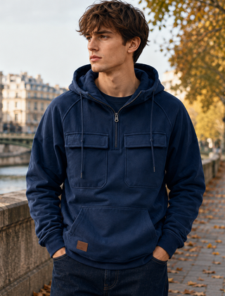 Felpa uomo blu navy con cappuccio, mezza zip e tasche applicate sul petto