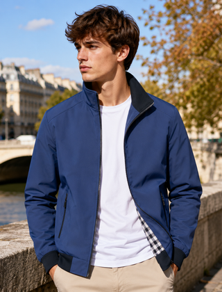 Giacca bomber uomo blu con tasche laterali con zip e polsini a coste neri