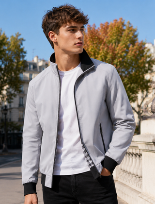 Giacca bomber uomo grigio chiaro con colletto nero a contrasto e zip aperta