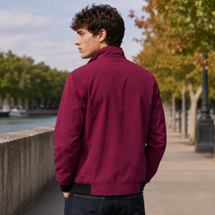 Retro della giacca bomber uomo rossa con fondo a coste nero e cuciture sulle spalle