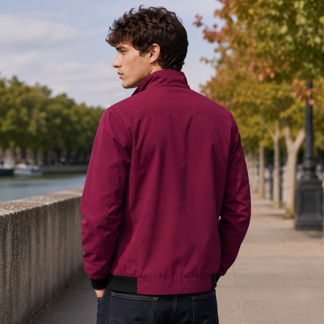 Retro della giacca bomber uomo rossa con fondo a coste nero e cuciture sulle spalle